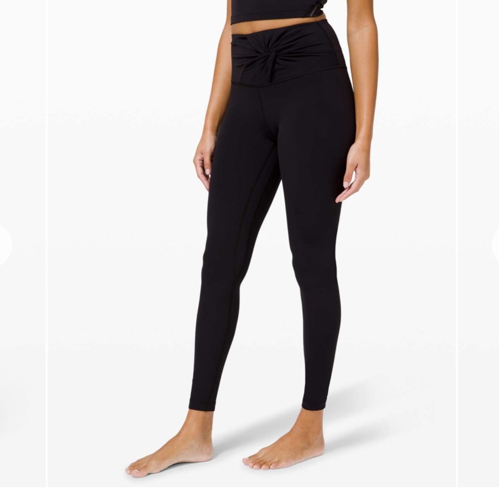 Lululemon black 28” twist waist align leggings